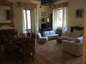 4bdrm elegant apartm in Private Estate, shared Swimmingpool, Maze Garden, Florence